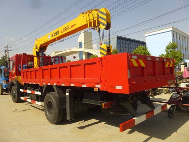東風(fēng)D701（可裝3.2~8噸吊機）隨車吊帶自卸