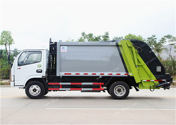東風(fēng)小多利卡壓縮式垃圾車