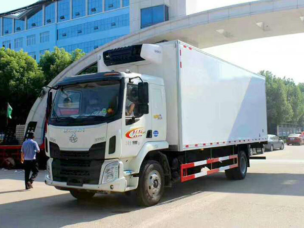 柳汽乘龍7.5米貨廂冷藏車(chē)