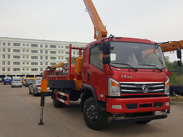 東風(fēng)廂長3.6米藍牌隨車吊