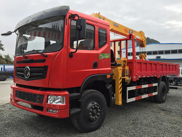 東風(fēng)征夢6.1米貨廂隨車吊