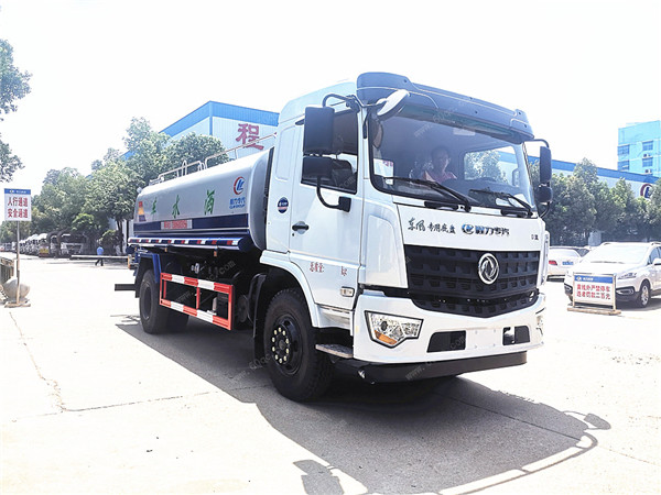 康明斯灑水車多少錢，東風12噸14噸康明斯灑水車參數表