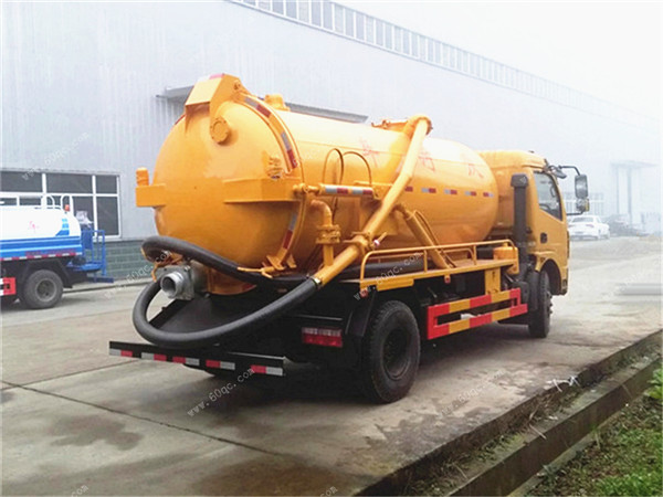 東風(fēng)多利卡D7吸污車(chē)